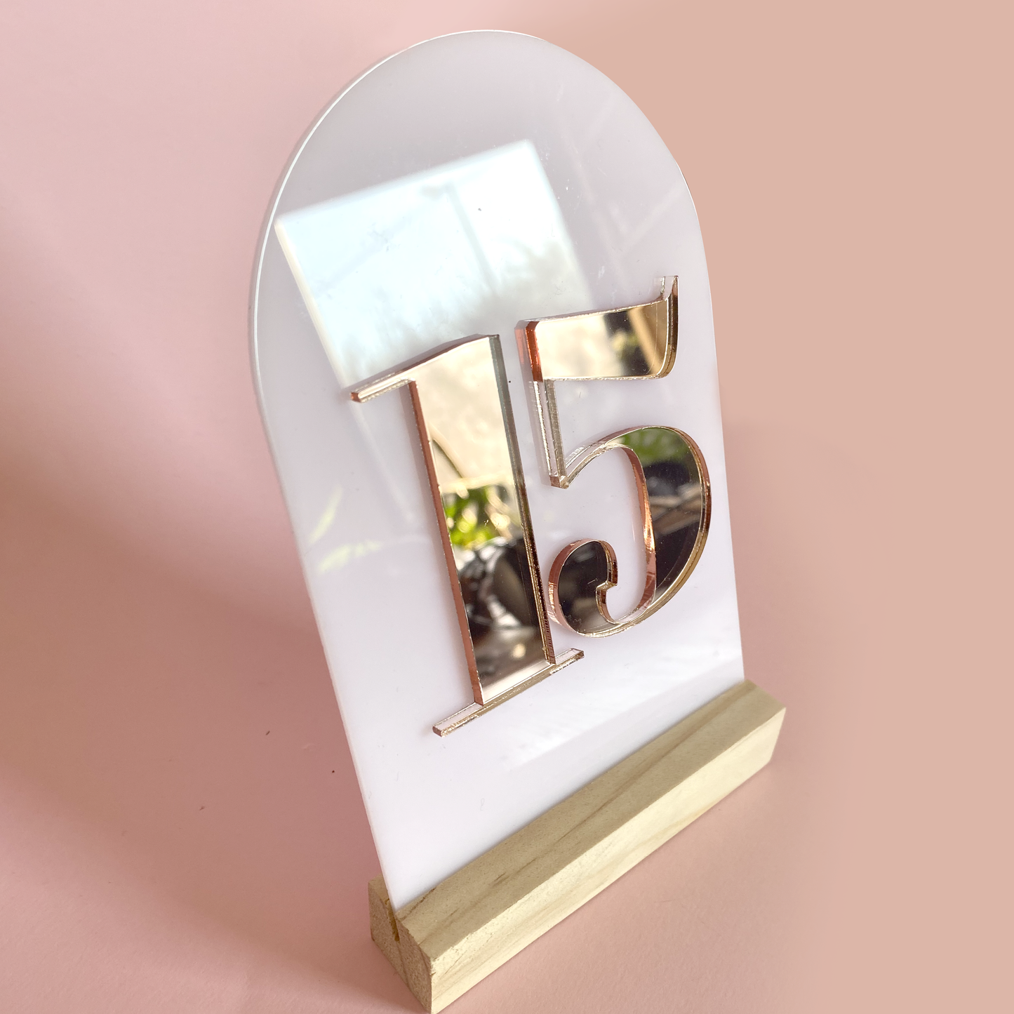 Número de Mesa en Acrílico con Base de Madera para Matrimonio