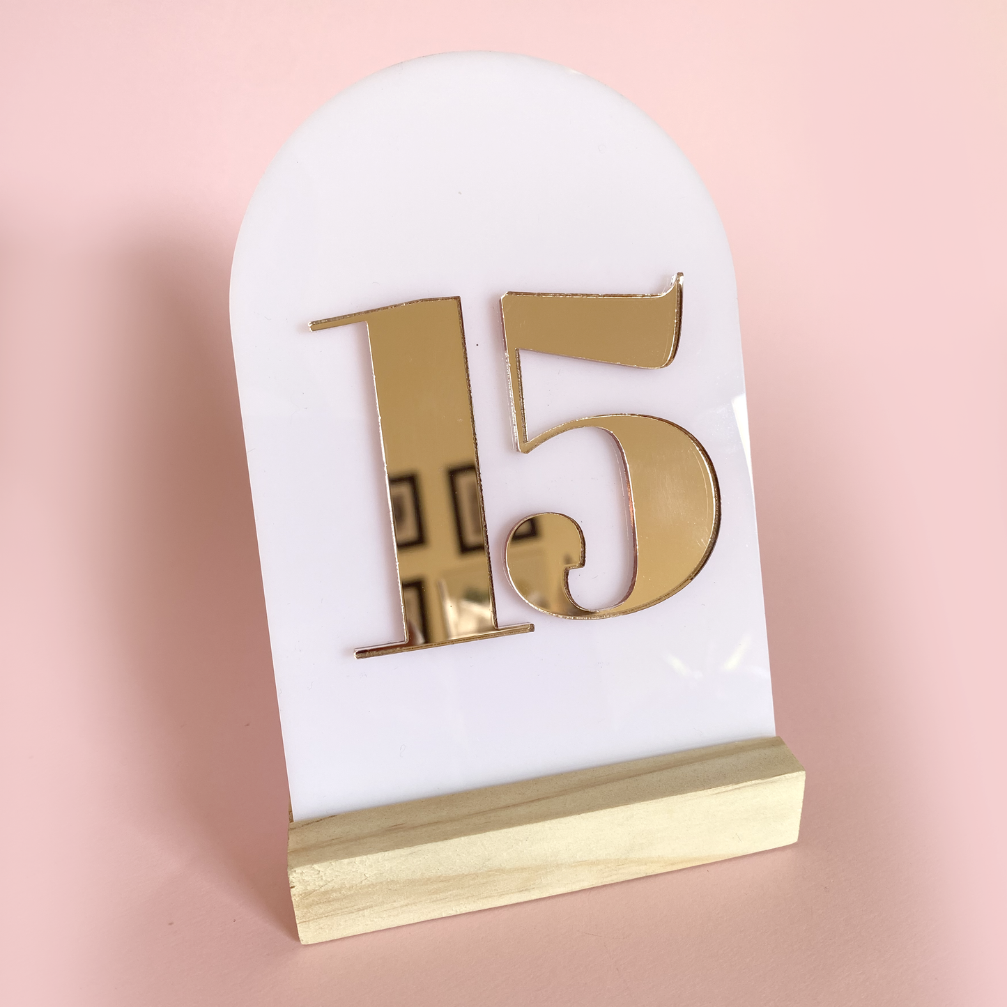 Número de Mesa en Acrílico con Base de Madera para Matrimonio