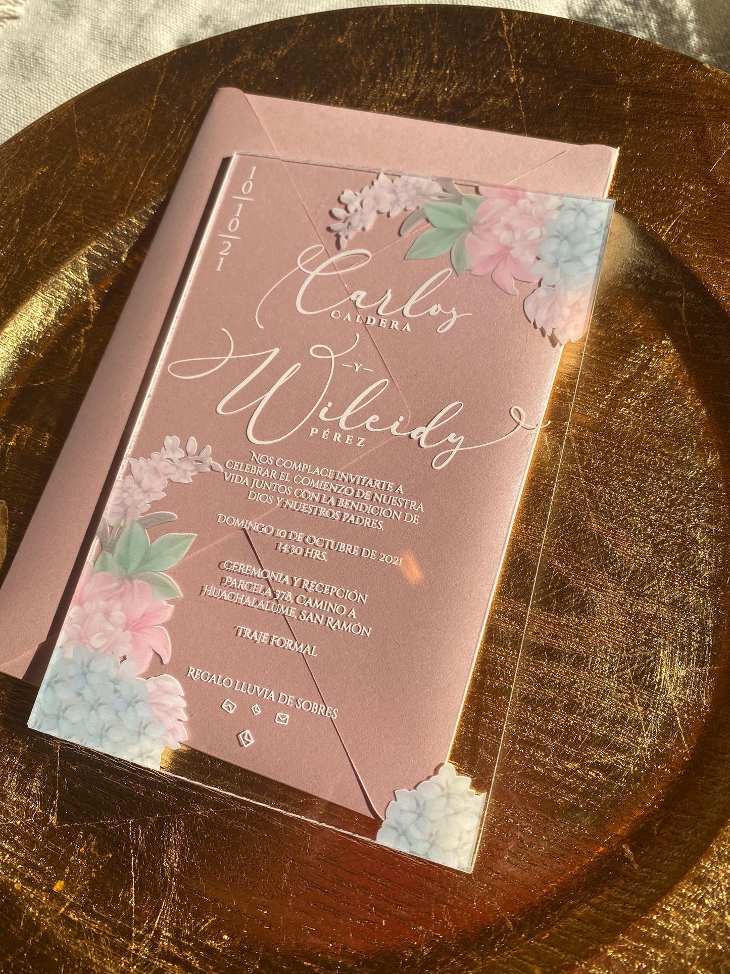 Invitación Acrílica Flores Difuminadas Personalizada para Matrimonio