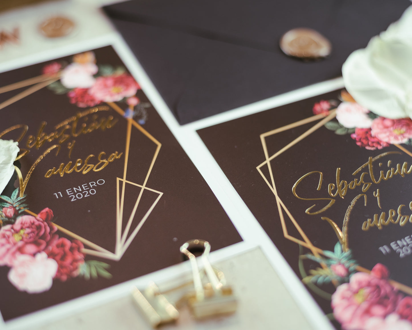 Invitación Floral Geométrica – Invitación de Matrimonio Elegante y Moderna