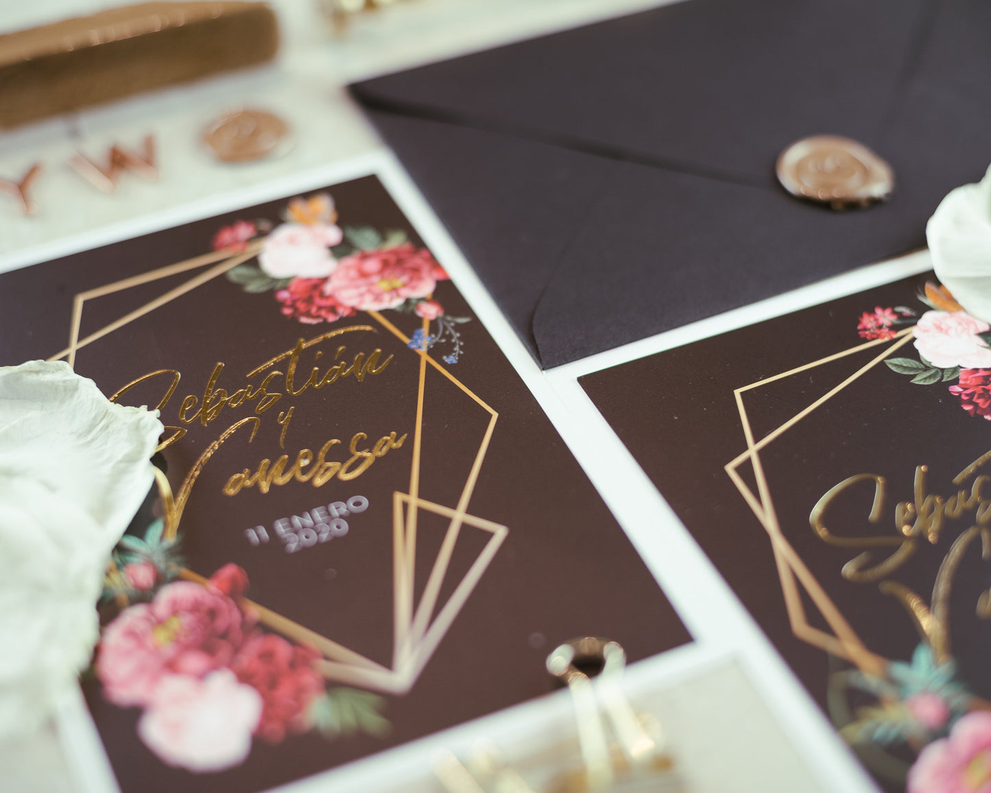 Invitación Floral Geométrica – Invitación de Matrimonio Elegante y Moderna