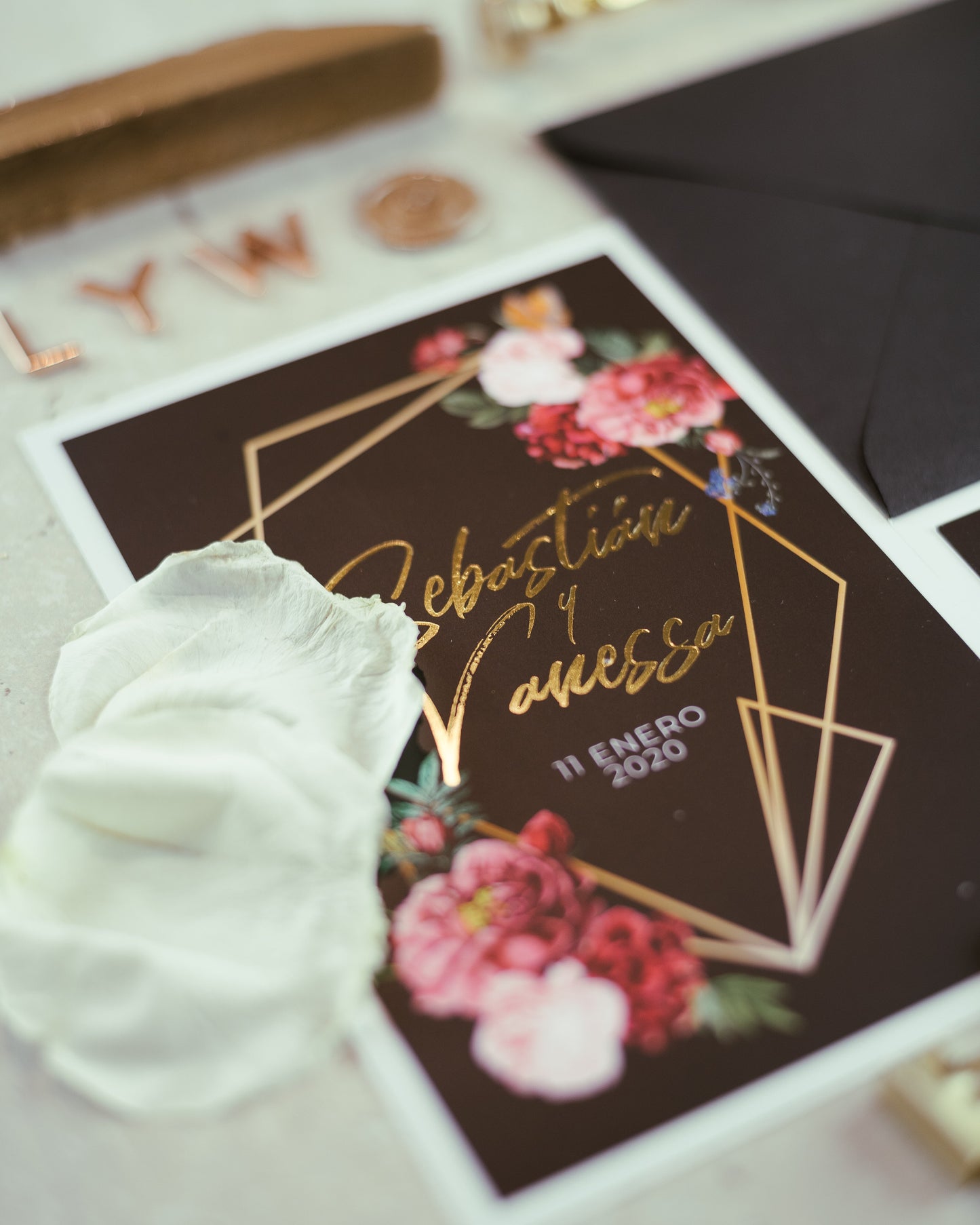 Invitación Floral Geométrica – Invitación de Matrimonio Elegante y Moderna